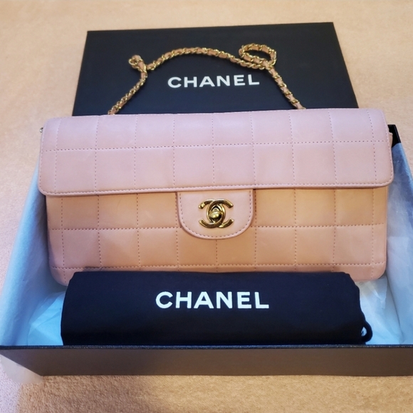 Authentic Chanel Chocolate Bar Flap Bag in Pink - Picture 3 of 17